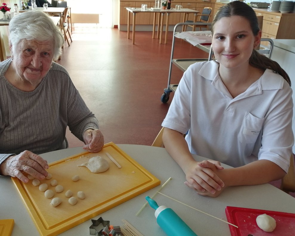 Carina Posch mit Bewohnerin Erika Dorner 