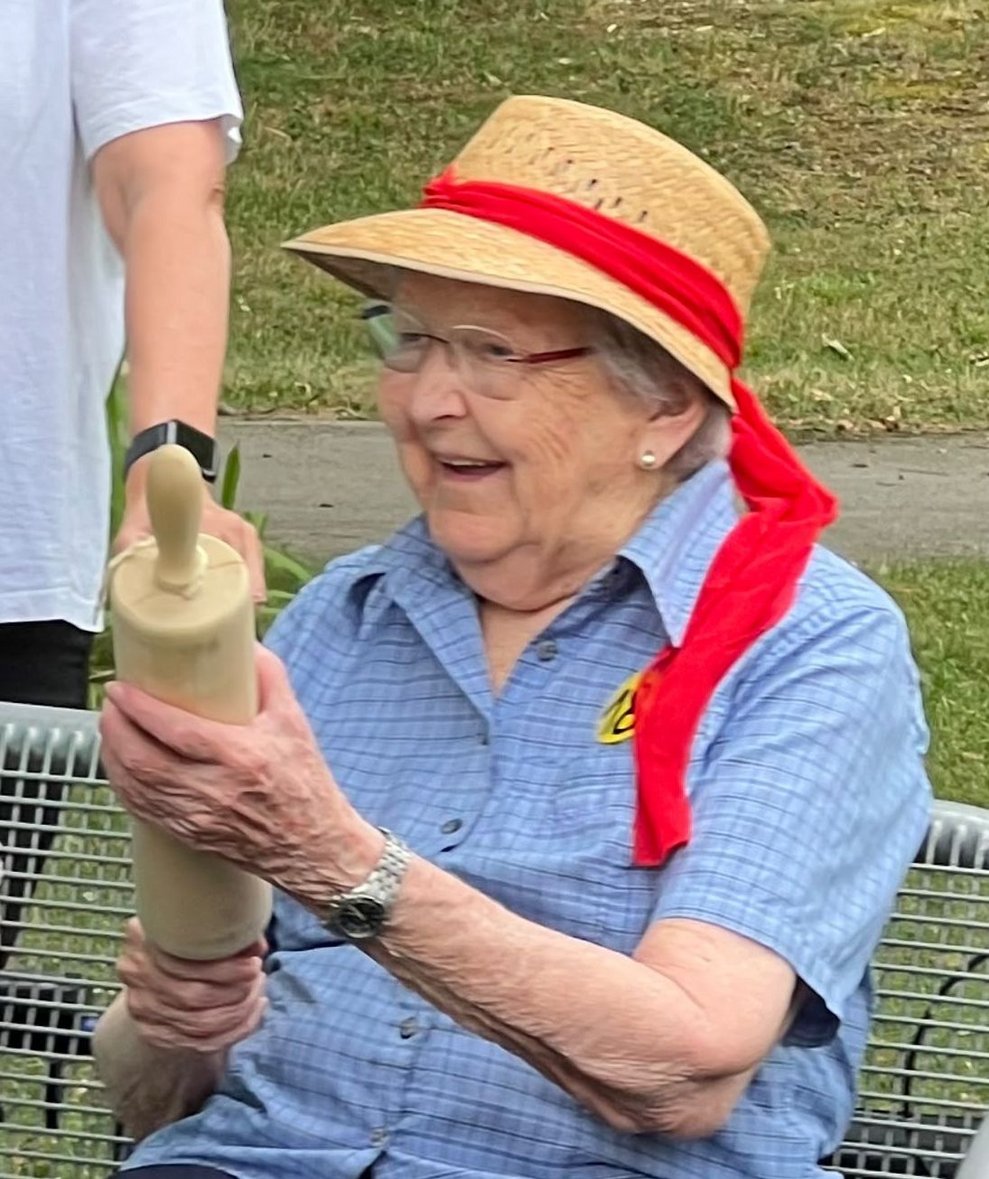 Eine Frau mit Nudelholz