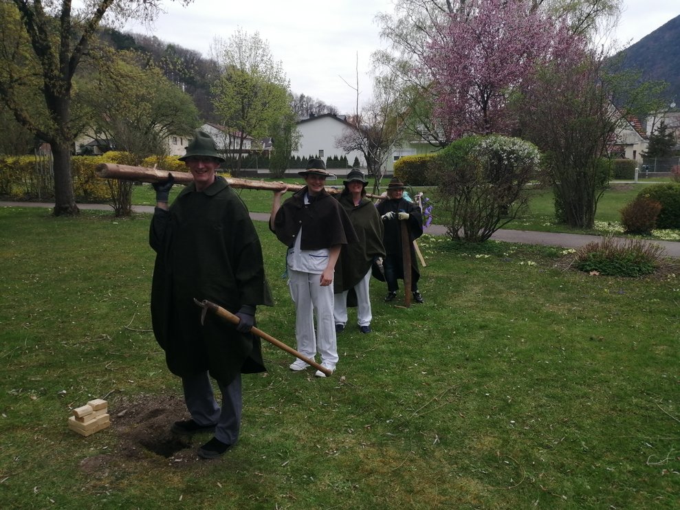 Team der Alltagsbegleitung und Bernd Dolleschal mit dem Maibaum