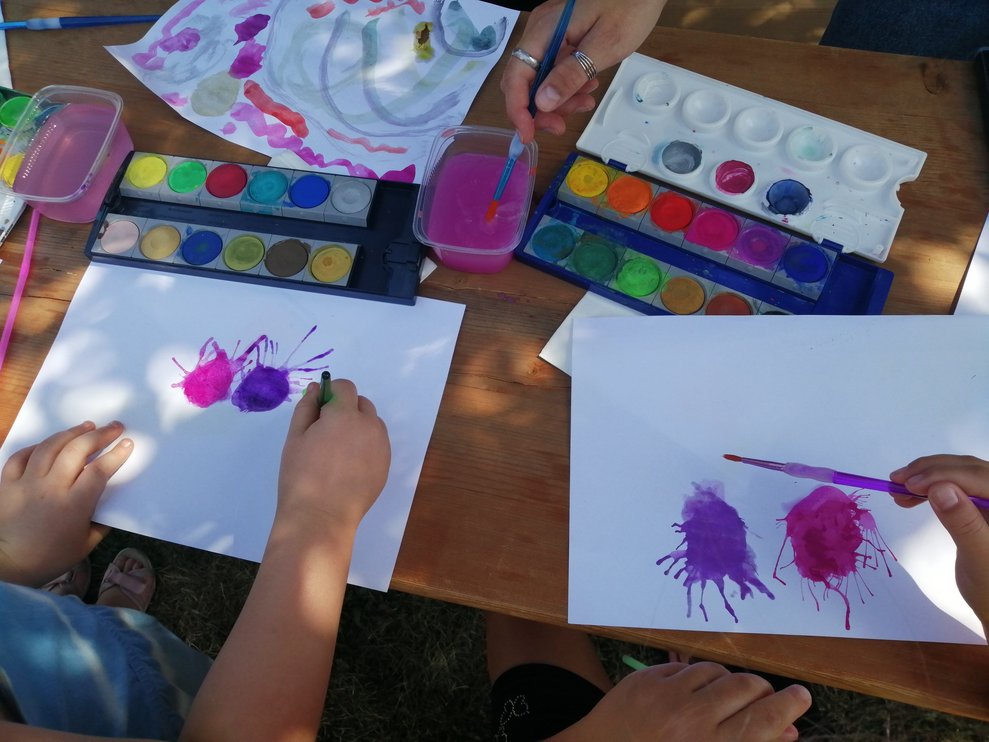 Die Kinder beim Malen