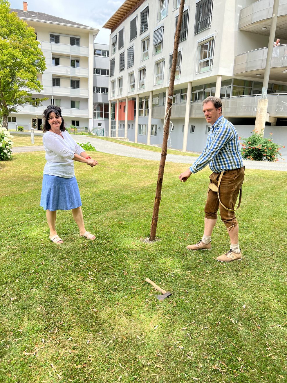 eine Frau und ein Mann beim Sägen