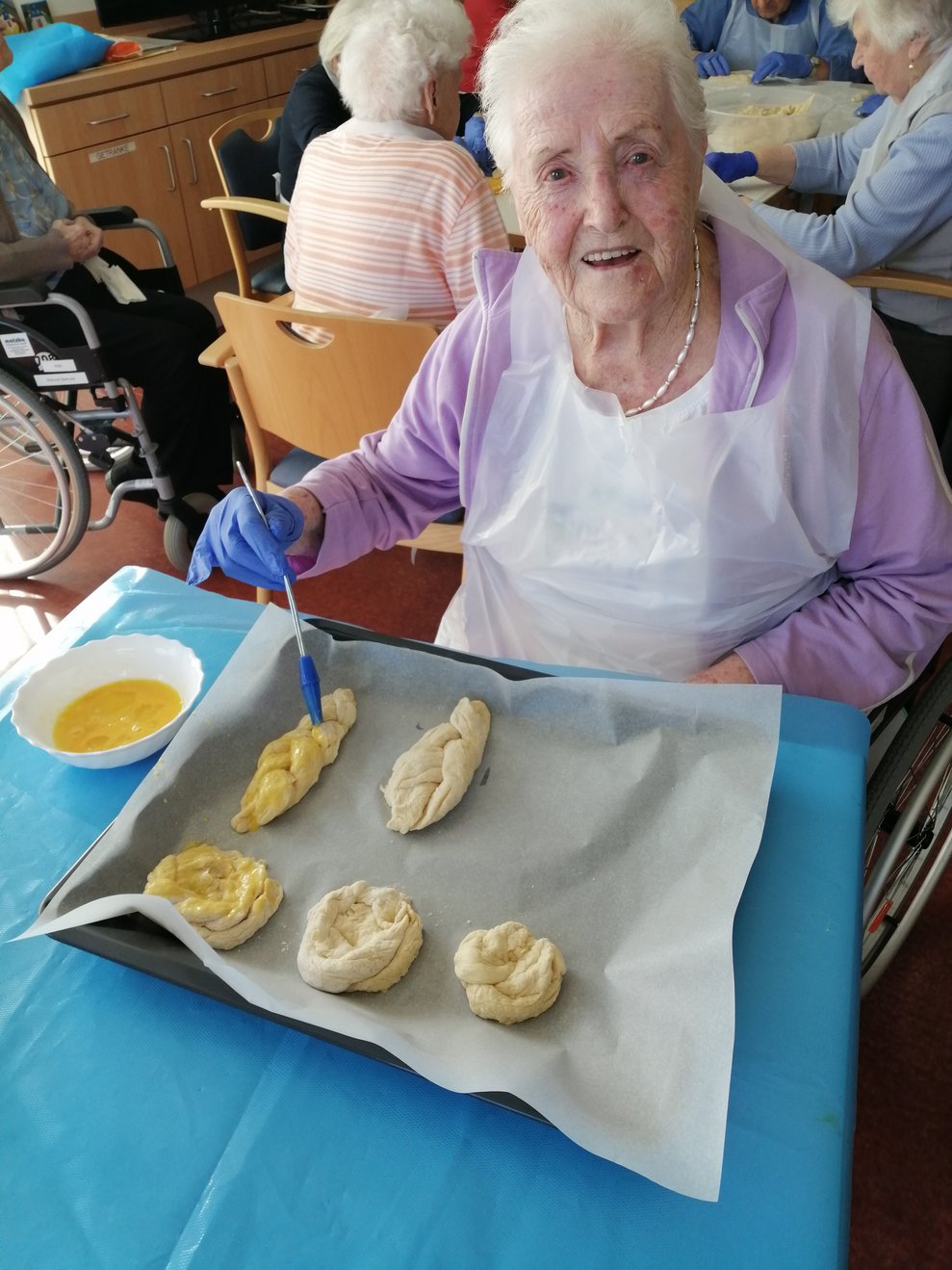 Frau Drögsler beim Backen