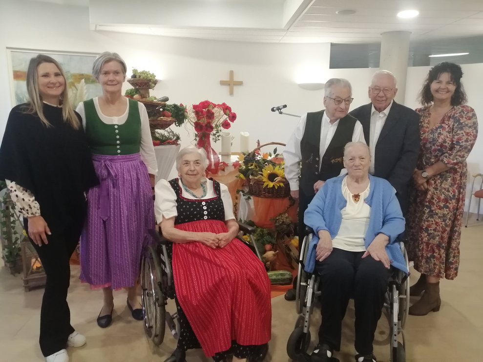 Sonja Tippler, Gabriele Pubacher, Erika Karall, Theresia Friesenbichler, Karl Melcher, Pfarrer Hans Hartl und stv. Pflegedirektorin Maria Hollerer