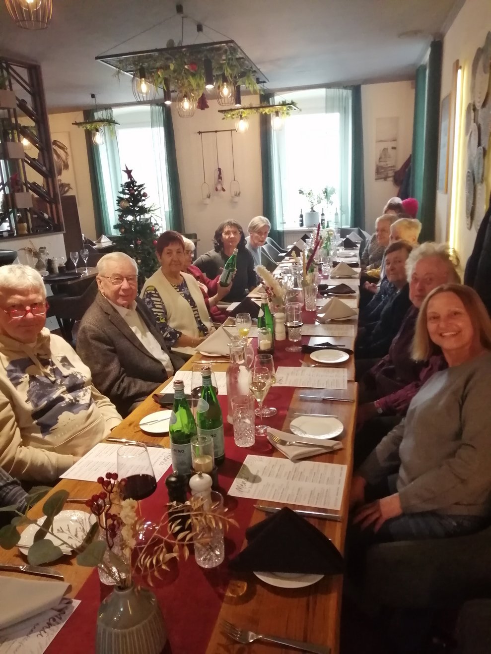 Ehrenamtliche Mitarbeiterinnen an einem großen Tisch