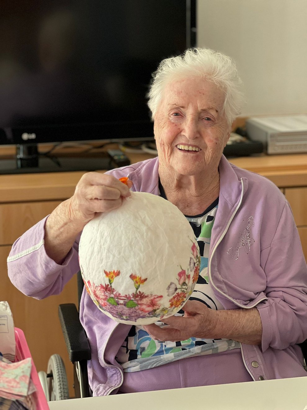 Frau Drögsler mit einem gebasteltem Osterei