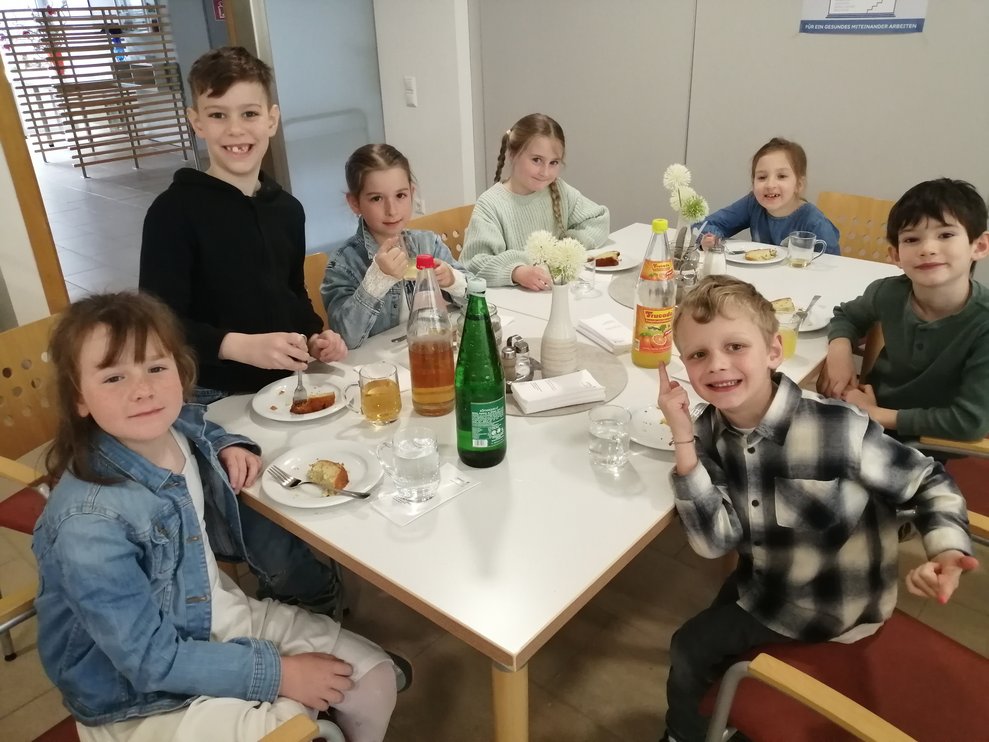 Gruppenfoto der Volksschulkinder mit Guglhupf und Limonaden