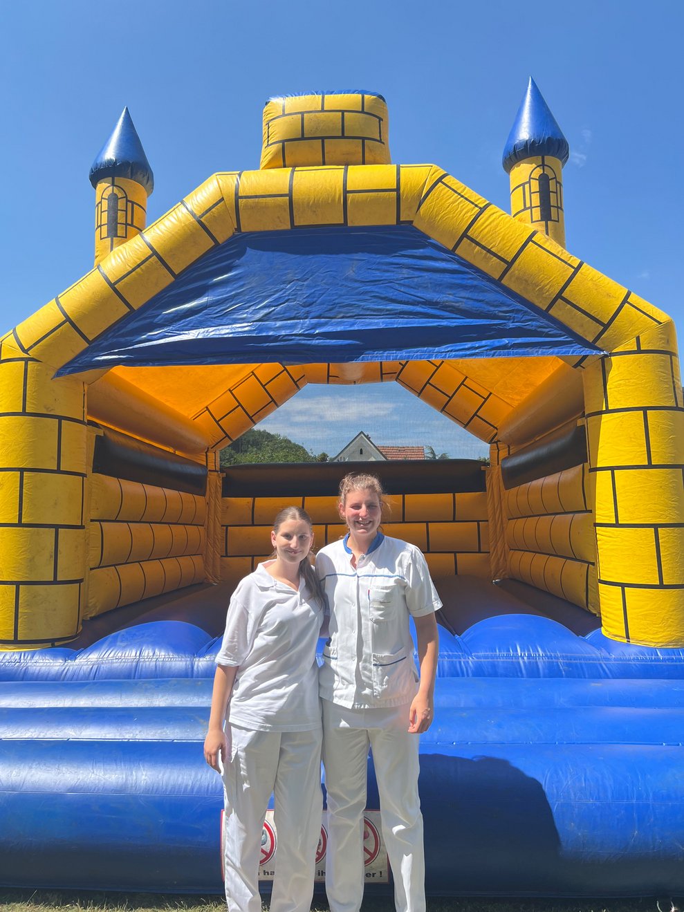 Carina Posch und Barbara Aigner beim Ferienspiel