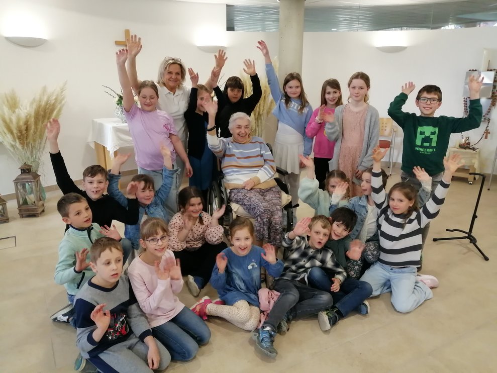 Gruppenfoto der Volksschulkinder mit Frau Karall
