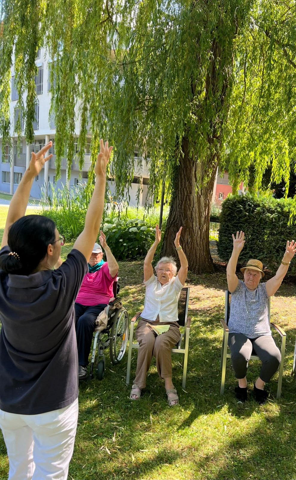 Die Bewohner und Bewohnerinnen beim Qi-Gong mit Ergotherapeutin Birgit Posch