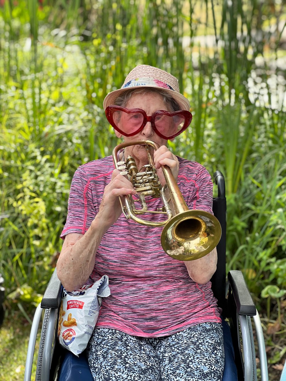 Frau Jung beim Musizieren