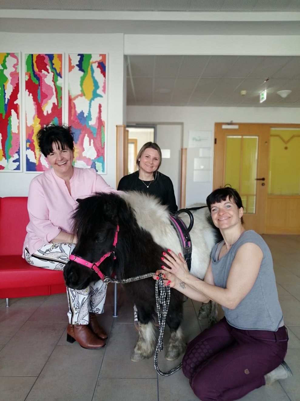 Frau Direktorin Maria Hollerer, MSC, Sonja Tippler, BA und Daniela Reichert mit dem Pony