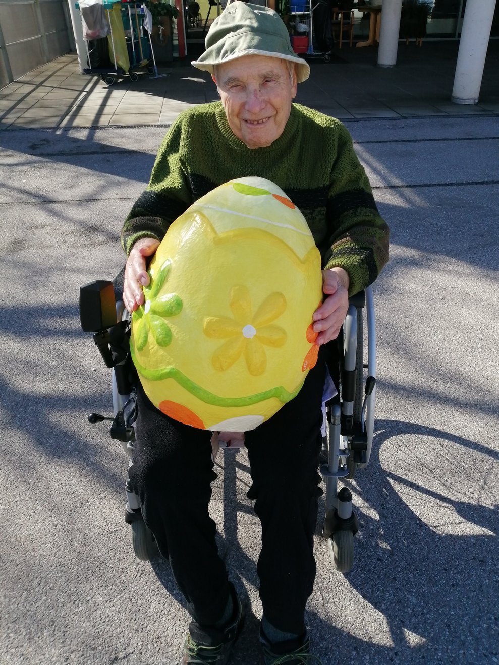 Herr Welzl mit einem gebasteltem Osterei