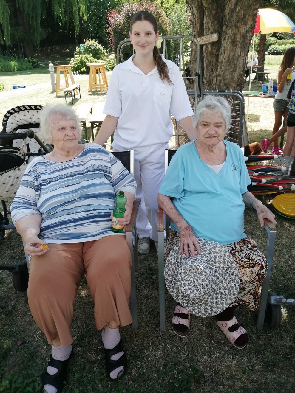 Praktikantin Carina Posch mit Frau Seelhofer und Frau Huber