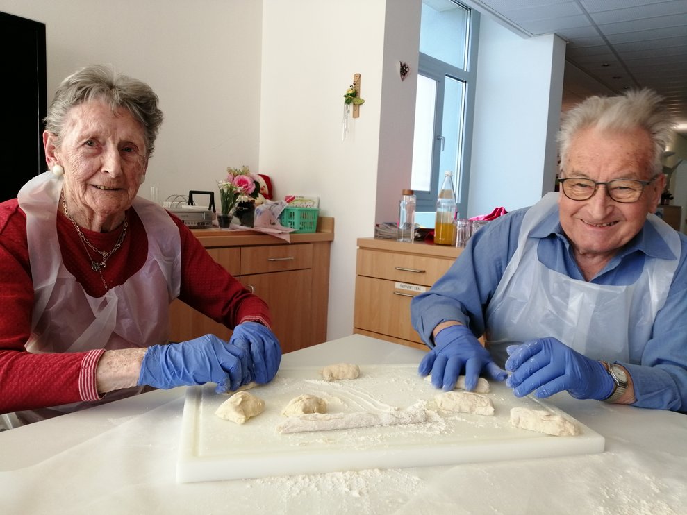 Frau Jung und Herr Melcher beim Backen