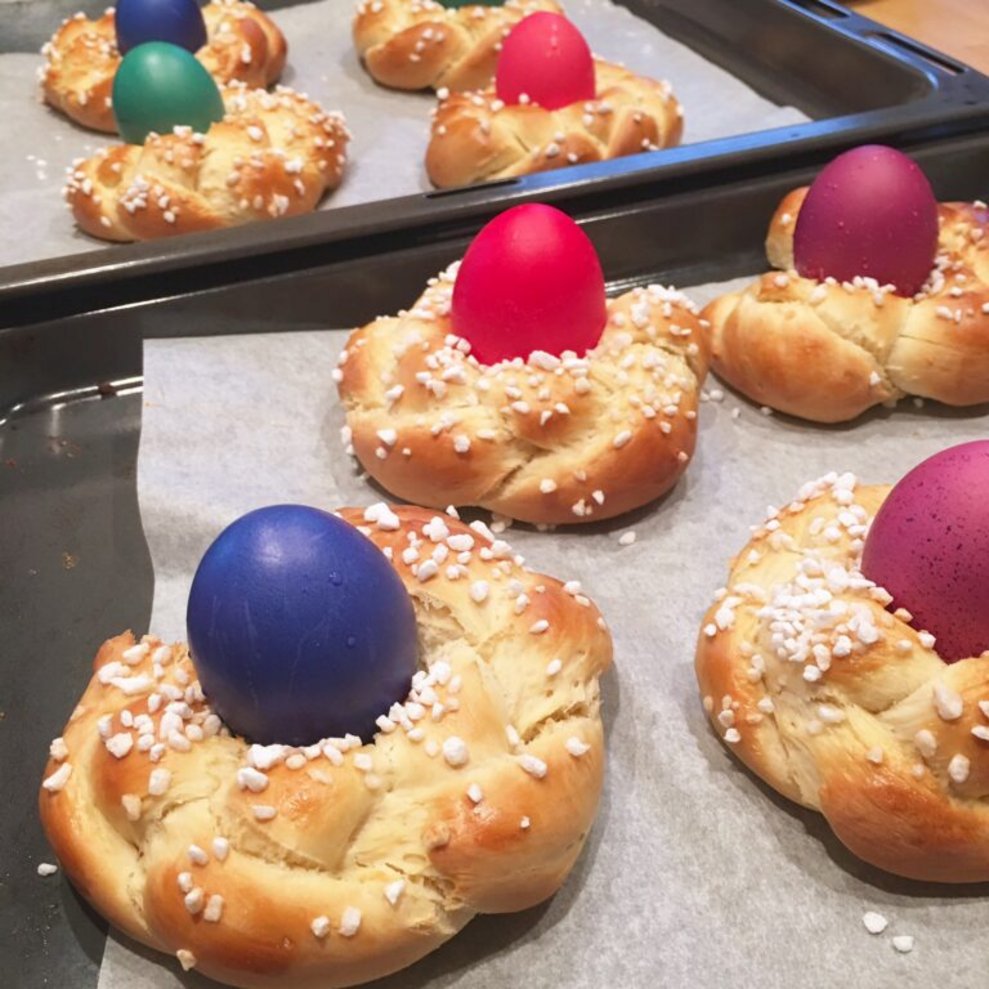 die gebackenen Osterpinzen mit den bemalten Eiern