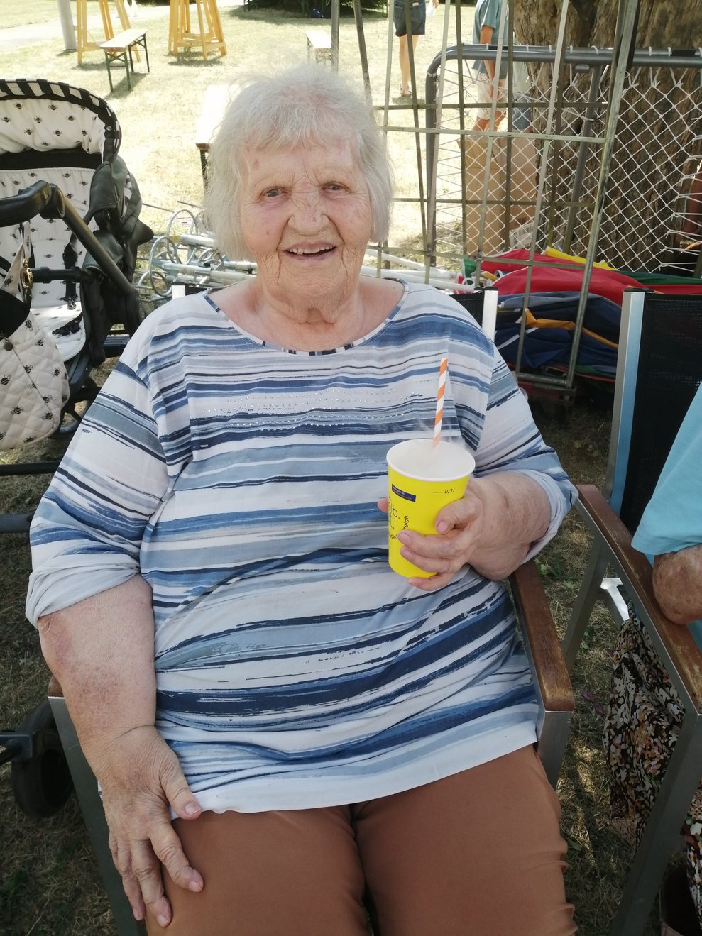 Frau Seelhofer mit einem Kaltgetränk