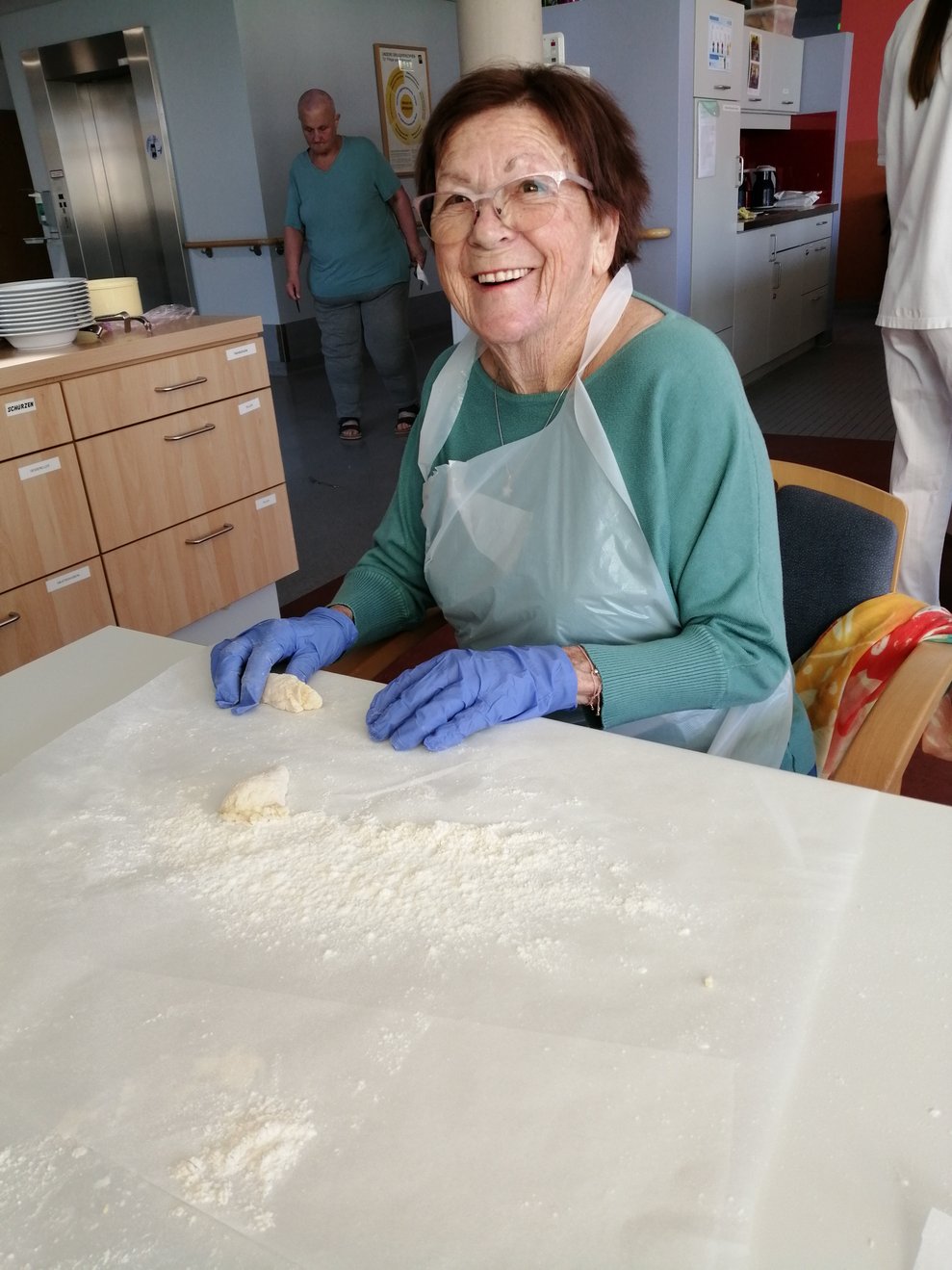 Frau Wimmer beim Backen