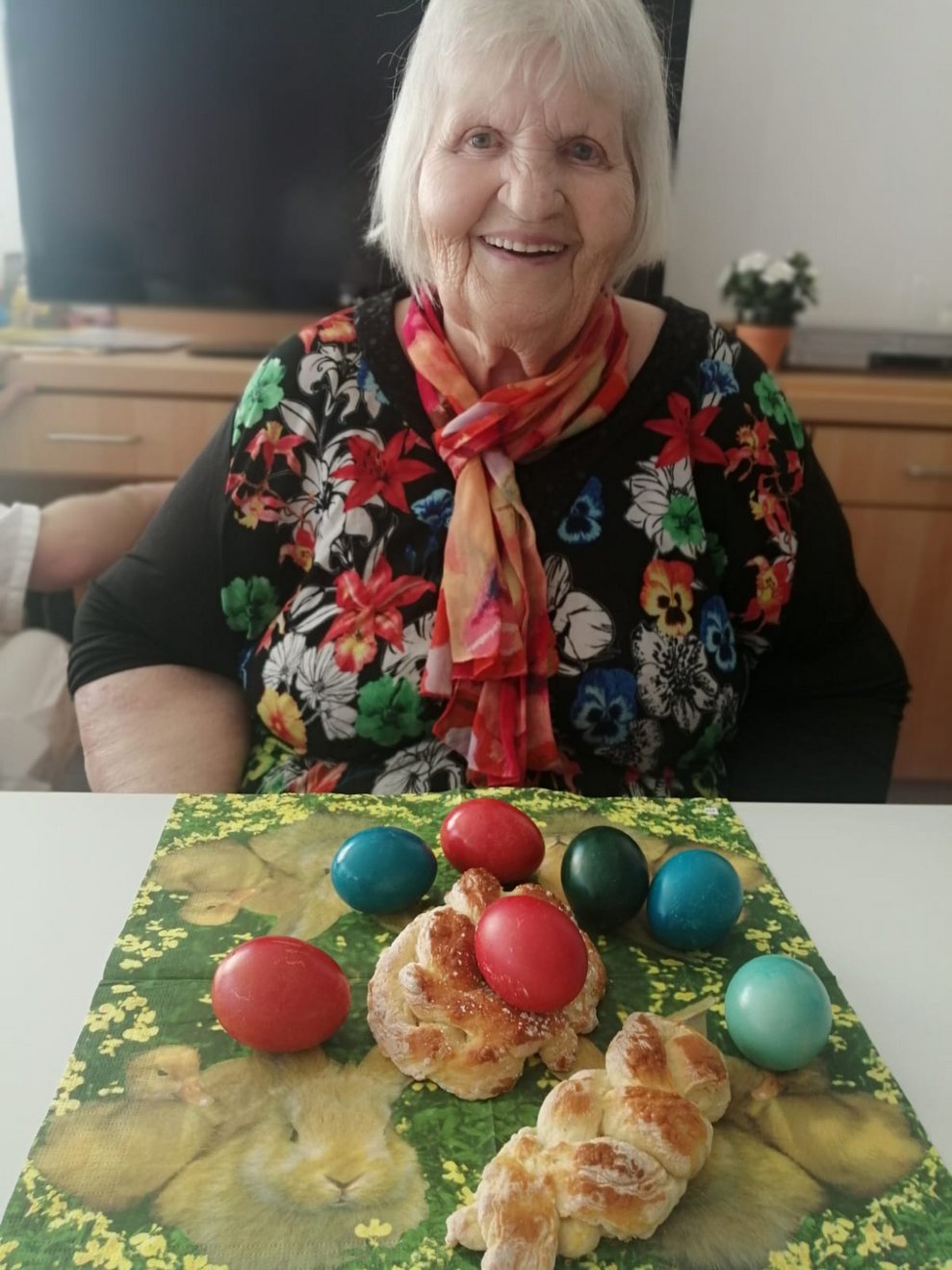 Frau Seelhofer mit den bemalten Ostereiern und den gebackenen Osterpinzen