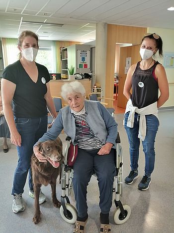 Barbara und Christina zu Besuch mit Hund "Schoki"