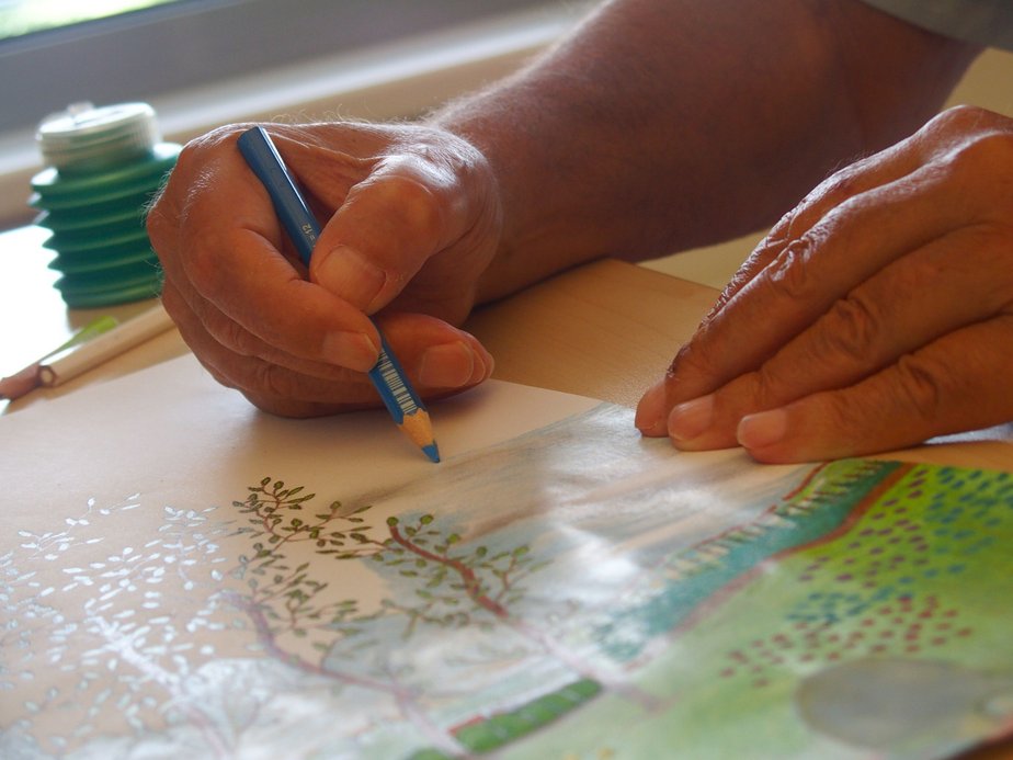 Eine Person malt ein Bild.