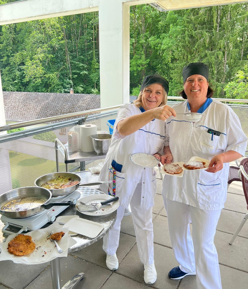 Alltagsbegleitung, Dorota Kurzak und Helga Haubenberger beim Backen