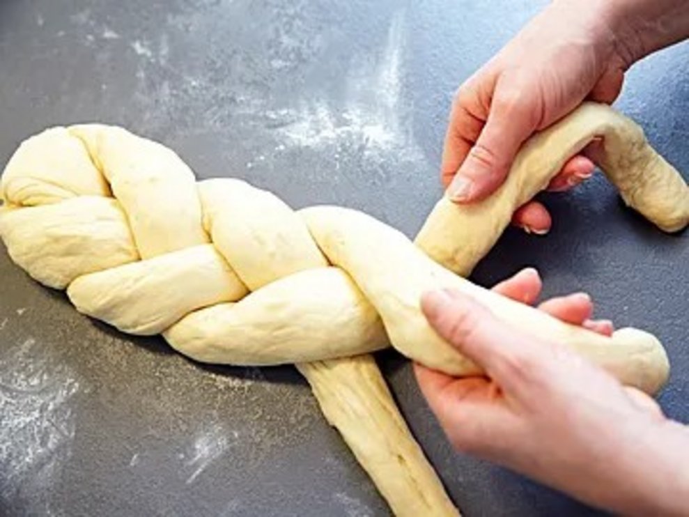 Backen der Osterpinzen