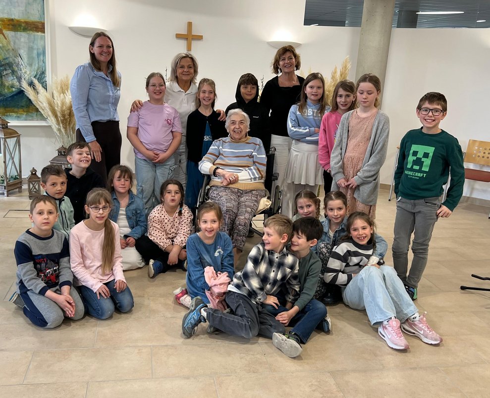 Gruppenfoto der Volksschulkinder mit Frau Karall